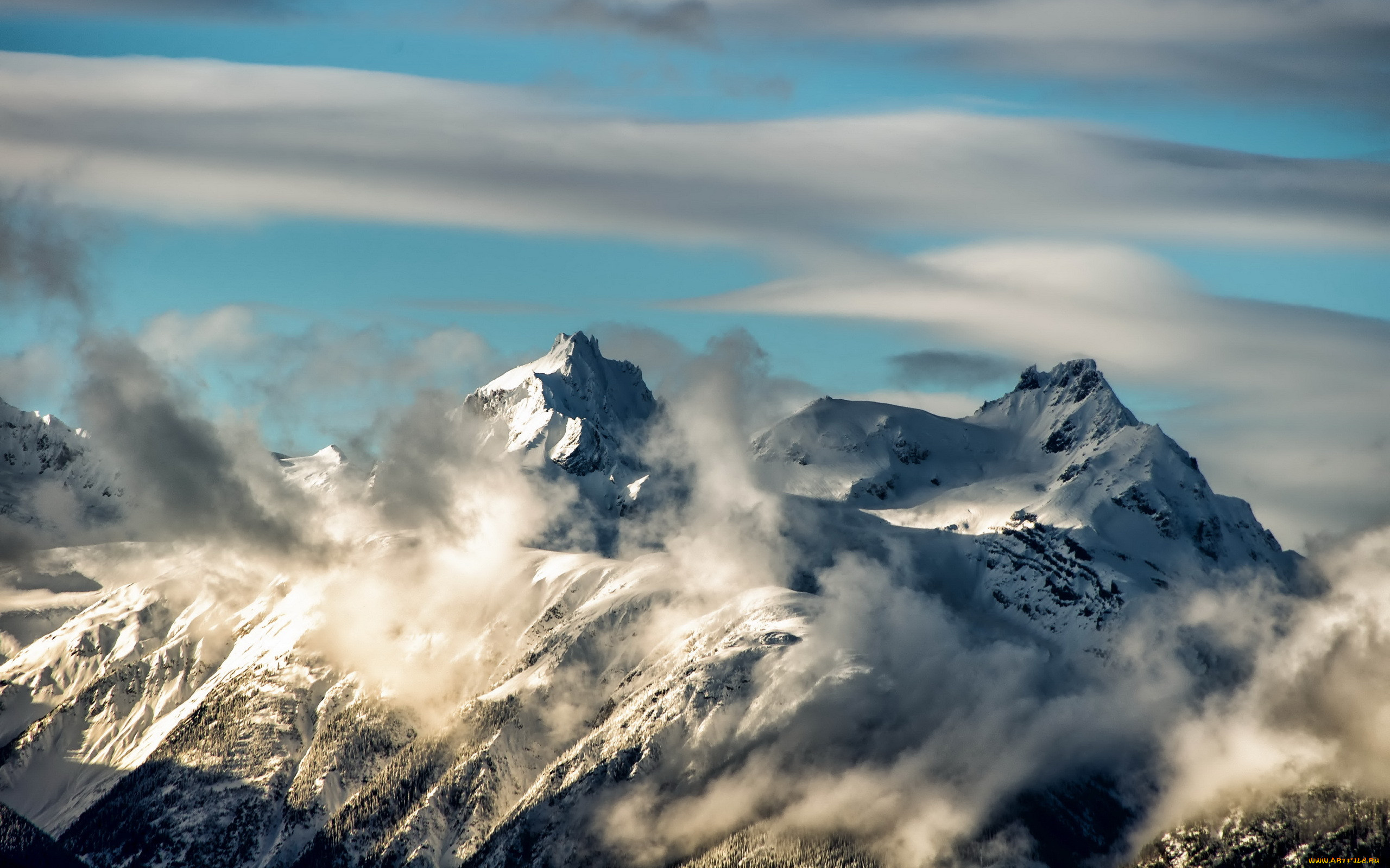 Mountains of earth. Горы в облаках. Облачность в горах. Пик горы в облаках. Низкая облачность в горах.